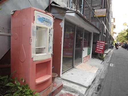 The city Public Health and Environment Department formally requested that the Pattaya City Council amend its list of businesses subject to health-code regulation to include vendors of coin-operated water-machines like this one.